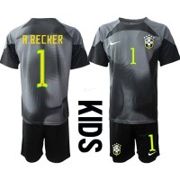 Brasilien Alisson Becker #1 Målvakt Replika babykläder Hemmaställ Barn VM 2022 Kortärmad (+ korta byxor)